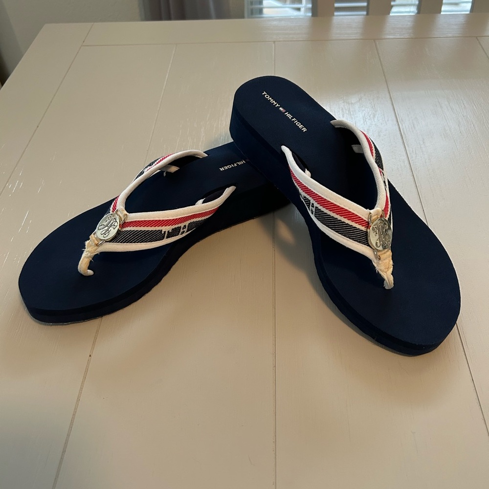 Tommy Hilfiger navy blue flip flops w/red, white & blue straps.